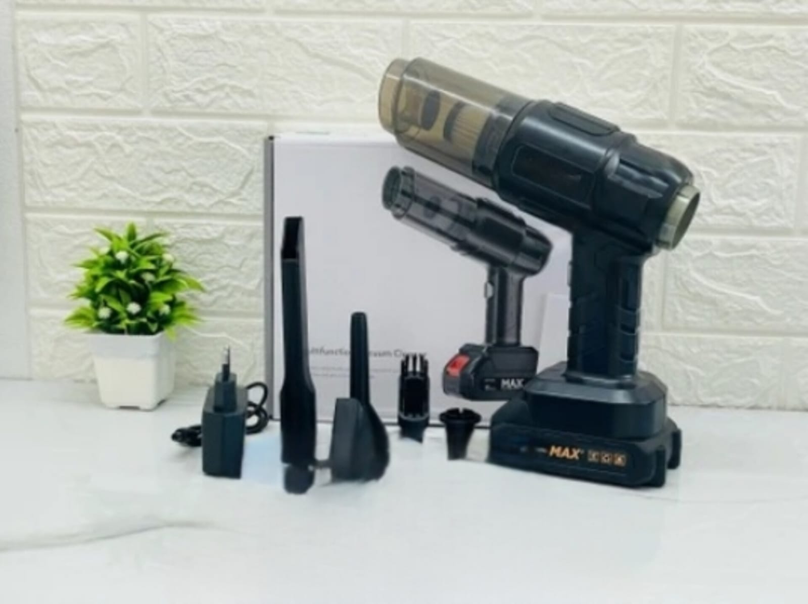 Heavy vacuum cleaner with battery