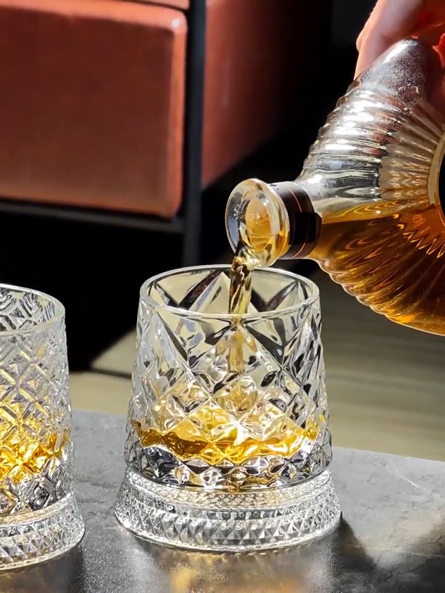 360 DEGREE ROTATING CUP