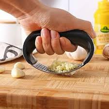 GARLIC PRESS PLASTIC HANDLE